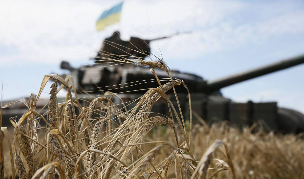 Украинский танк на фоне пшеничного поля